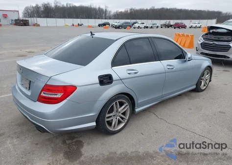 2013 Mercedes-Benz C 300 Sport 4Matic z USA, uszkodzony, nr VIN WDDGF8AB1DR272513